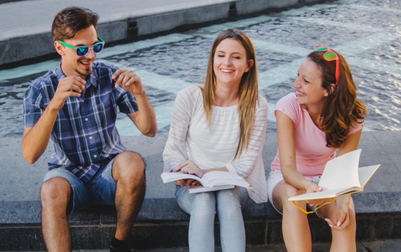 Studenti che lavorano su progetti SEO mobile